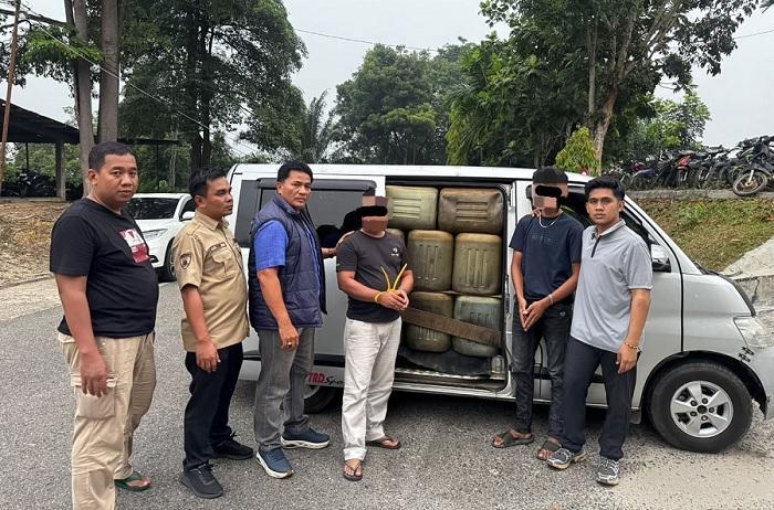 Satreskrim Polres Kuansing Tahan Dua Pria dan 75 Jerigen Berisi BBM Bersubsidi